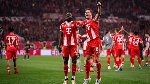Dayot Upamecano und Leon Goretzka jubeln nach dem DFB-Pokal-Halbfinale des FC Bayern bei Bayer 04 Leverkusen.