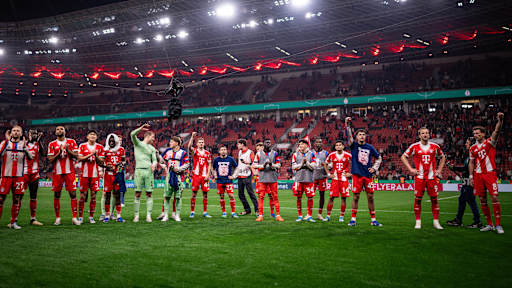 Die Mannschaft des FC Bayern steht nach dem Halbfinalsieg in Leverkusen vor der Kurve.