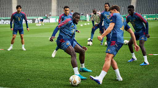 Dayot Upamecano im Zweikampf mit Tom Bischof im Abschlusstraining des FC Bayern vor dem Pokalfinale
