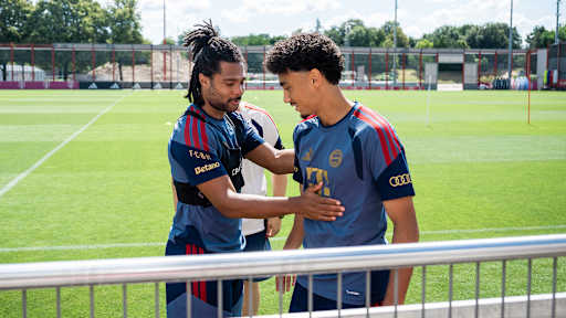 Serge Gnabry und Nathaniel Brown begrüßen sich