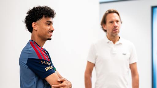 Nathaniel Brown unterhält sich mit einem Arzt
