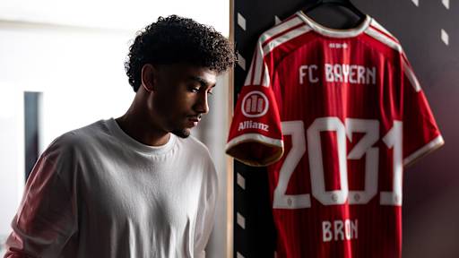 Nathaniel Brown steht neben einem roten FC Bayern trikot
