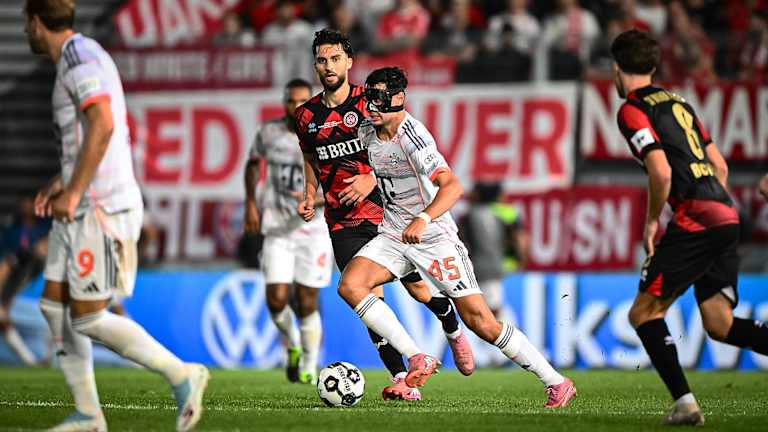 Aleksandar Pavlović mit Ball am Fuß während des DFB-Pokalspiels des FC Bayern beim SV Wehen Wiesbaden