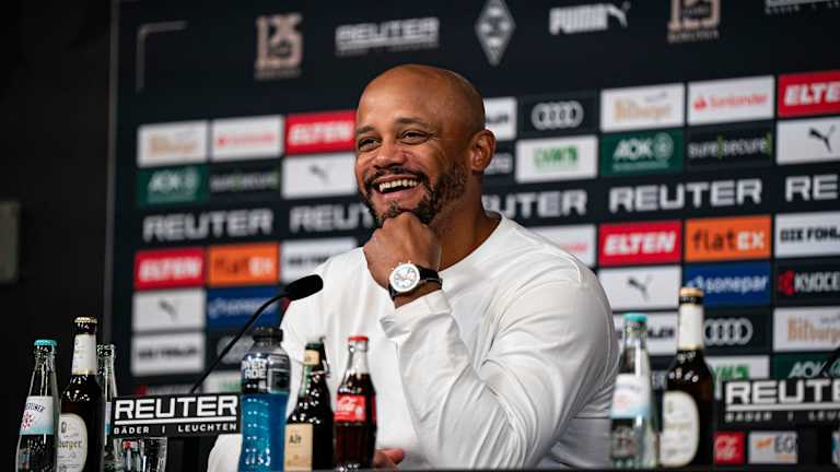 Vincent Kompany spricht auf der Pressekonferenz nach dem Spiel in Gladbach