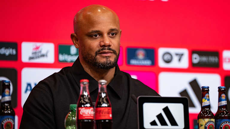 Vincent Kompany auf der Pressekonferenz des FC Bayern nach dem Heimsieg gegen Union Berlin