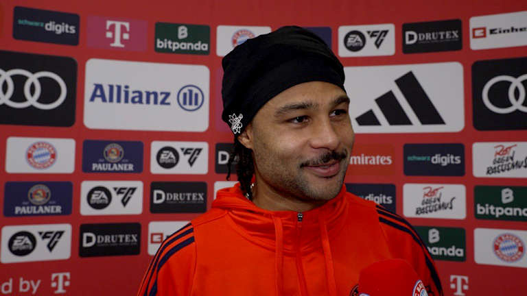Serge Gnabry lächelt im Interview nach dem Heimsieg des FC Bayern gegen Union Berlin