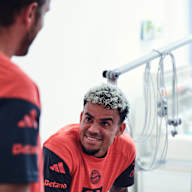 Luis Díaz bei seiner Vertragsunterschrift für den FC Bayern