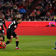 Kilian Fischer trifft ins eigene Tor zum 1:0 im Bundesliga-Spiel des FC Bayern gegen den VfL Wolfsburg