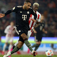 Jonathan Tah am Ball neben Ragnar Ache im Bundesliga-Spiel des FC Bayern beim 1. FC Köln.