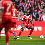 Dayot Upamecano mit Ball am Fuß während des Heimspiels des FC Bayern in der Bundesliga gegen den 1. FC Union Berlin