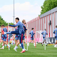 Jamal Musiala in Blau im Abschlusstraining des FC Bayern vor Wolfsburg