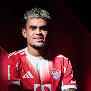 Luis Díaz bei seiner Vertragsunterschrift für den FC Bayern
