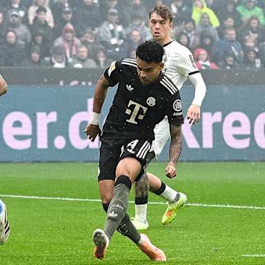 Luis Diaz schießt neben das Tor im Bundesliga-Spiel des FC Bayern bei Borussia Mönchengladbach.