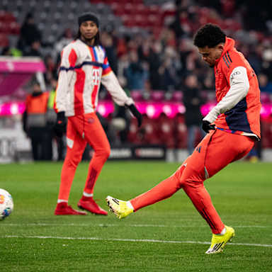 Luis Diaz schießt während des Warm-Ups vor dem Bundesliga-Spiel des FC Bayern gegen den VfL Wolfsburg aufs Tor.