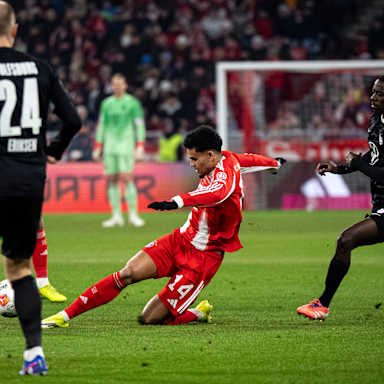 Luis Diaz grätscht nach dem Ball im Bundesliga-Spiel des FC Bayern gegen den VfL Wolfsburg