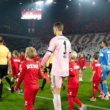 Einlauf der Spieler ins Stadion beim Bundesliga-Spiel des FC Bayern beim 1. FC Köln.