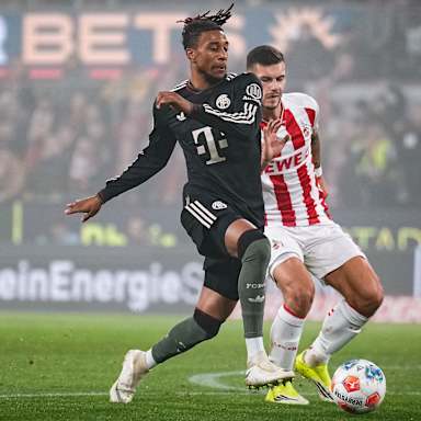 Michael Olise am Ball im Bundesliga-Spiel des FC Bayern beim 1. FC Köln