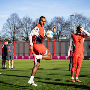 Jonathan Tah nimmt einen Ball mit der Hacke mit im Training des FC Bayern