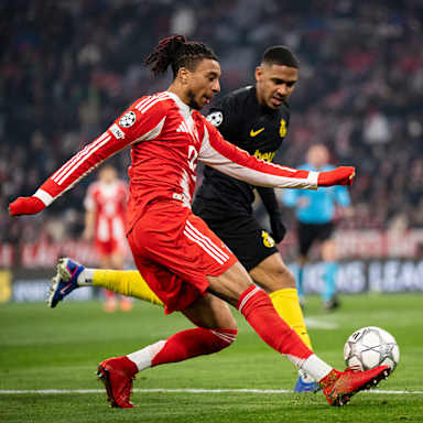 Michael Olise am BAll im Champions League-Spiel des FC Bayern gegen Royale Union Saint-Gilloise
