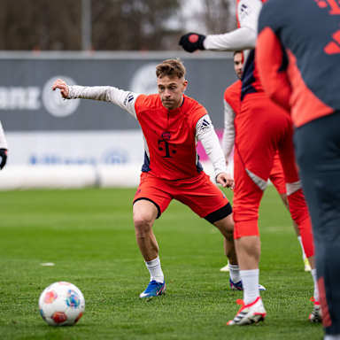 Joshua Kimmich rennt hinter einem Ball her im Training des FC Bayern