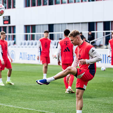 Joshua Kimmich jongliert mit Ball im Abschlusstraining des FC Bayern vor dem Heimspiel gegen Union Berlin