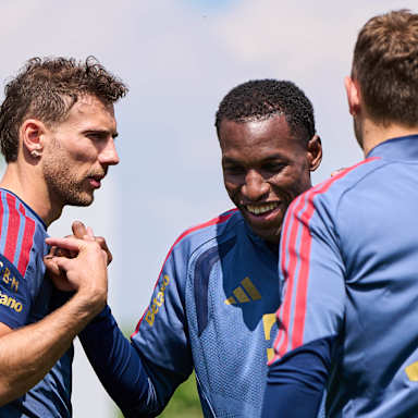 Nicolas Jackson in Blau im Abschlusstraining des FC Bayern vor Wolfsburg