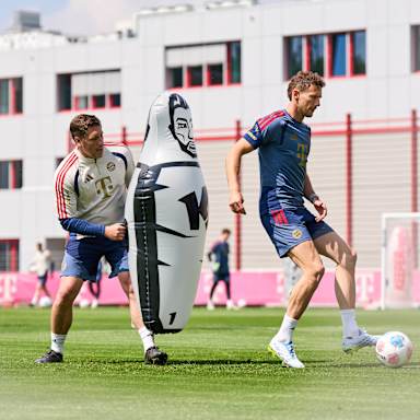 Leon Goretzka in Blau im Abschlusstraining des FC Bayern vor Wolfsburg