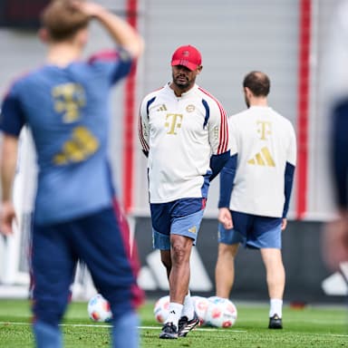 Vincent Kompany in Weiß im Abschlusstraining des FC Bayern vor Wolfsburg
