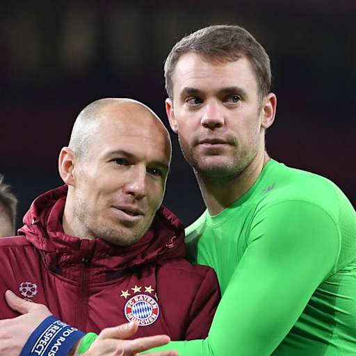 Arjen Robben und Manuel Neuer umarmen sich