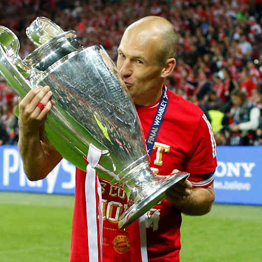 Arjen Robben küsst den CL-Pokal