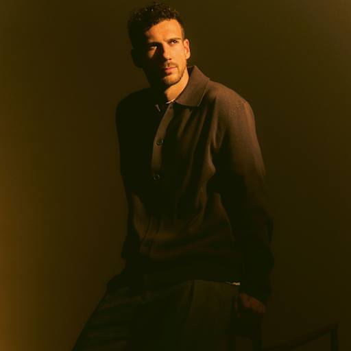 Leon Goretzka looks to the side