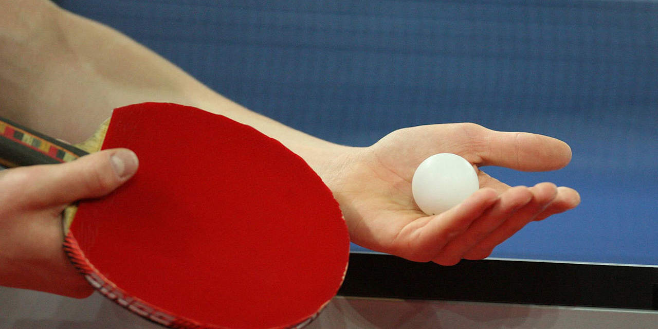 Tischtennisschläger mit Ball