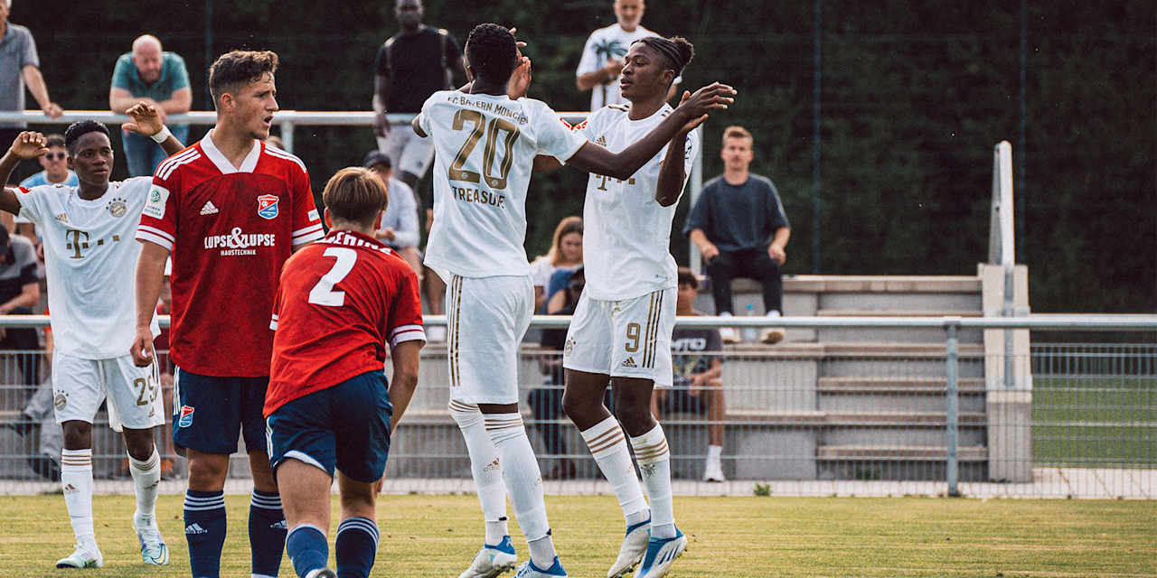 Treasure Odunze und Tarik Scott vom FC Bayern World Squad im Spiel gegen Unterhaching