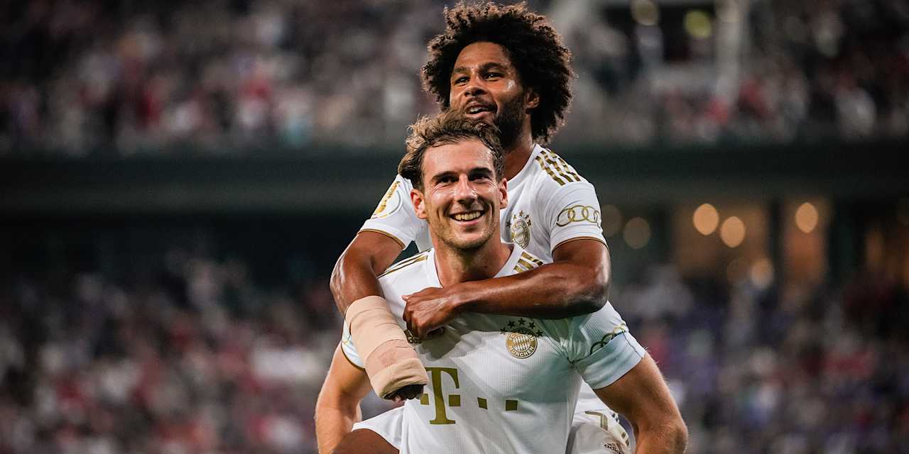 Leon Goretzka celebrates with Serge Gnabry