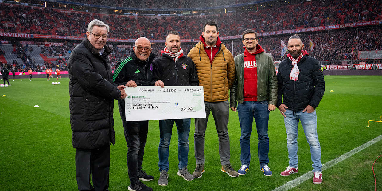Cheque donation FC Bayern Dream Match