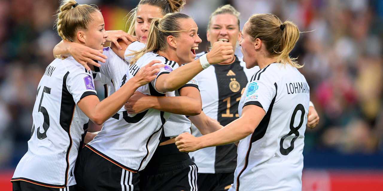 FC Bayern Frauen mit Nationalmannschaft Giulia Gwinn Sydney Lohmann Klara Buehl