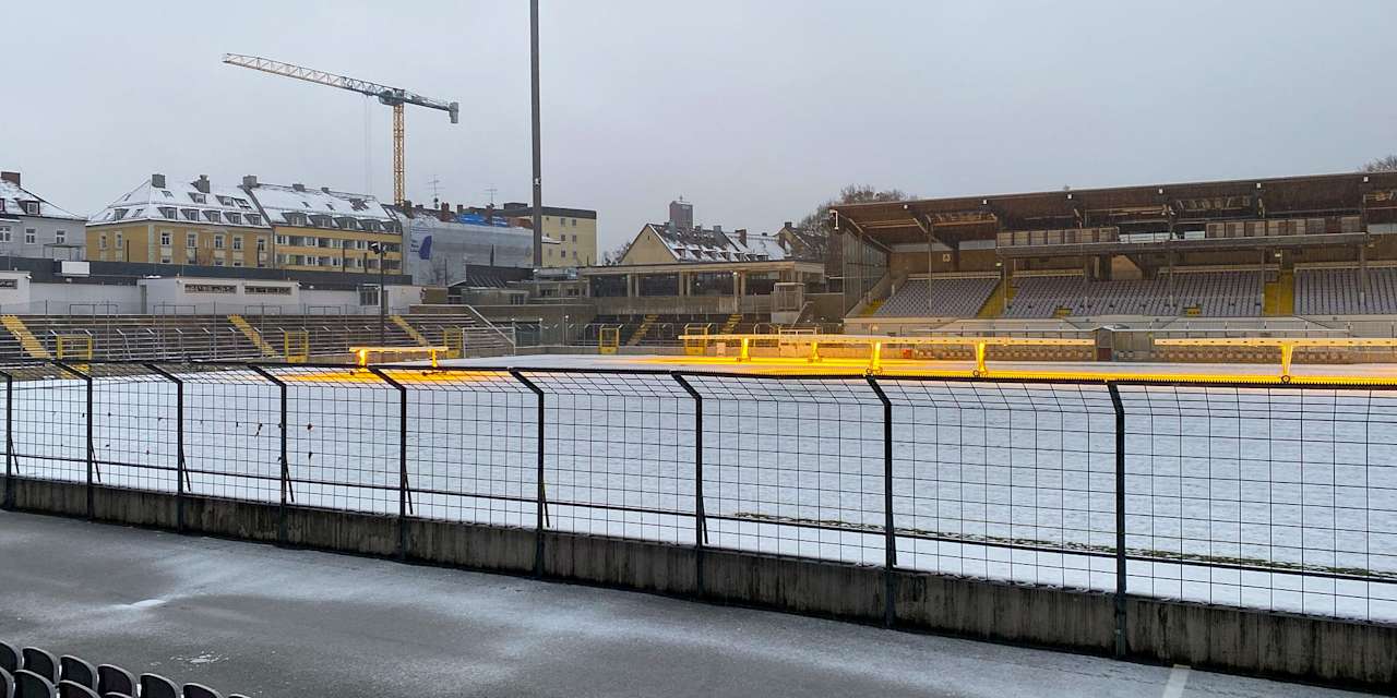 Verschneiter Rasen im Grünwalder Stadion in München