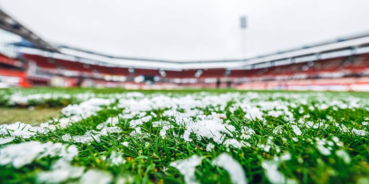 Verschneiter Rasen im Grünwalder Stadion in München