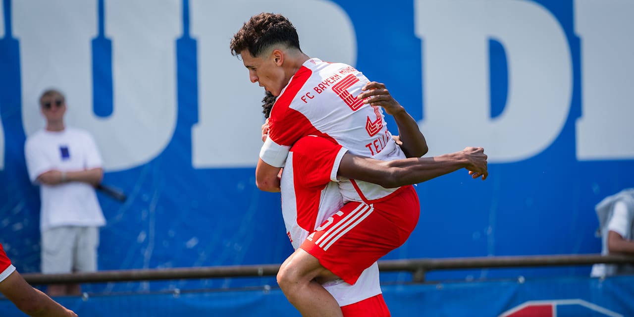 FC Bayern World Squad celebrating against Hamburg U19s