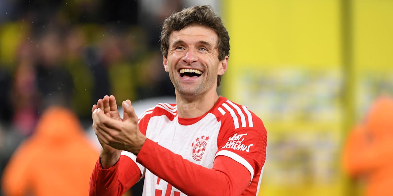 Thomas Müller celebra y aplaude tras la victoria del FC Bayern en Dortmund.