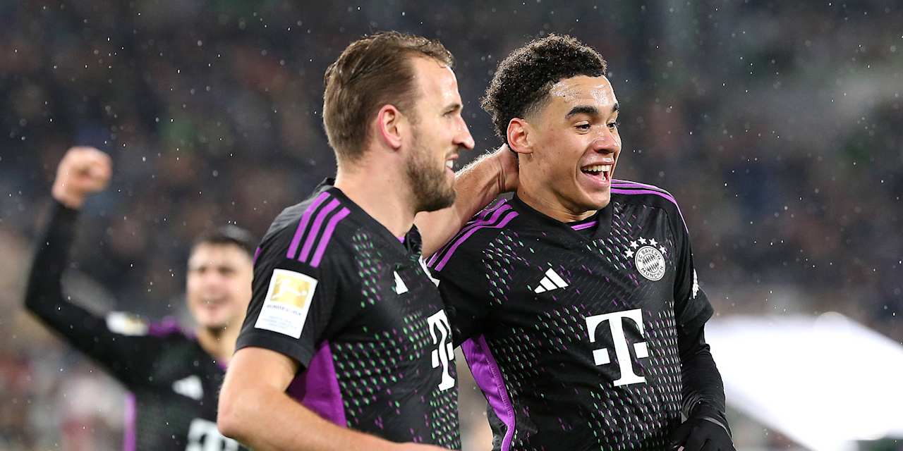Die Torschützen des FC Bayern beim 2:1 in Wolfsburg Harry Kane und Jamal Musiala jubeln gemeinsam.