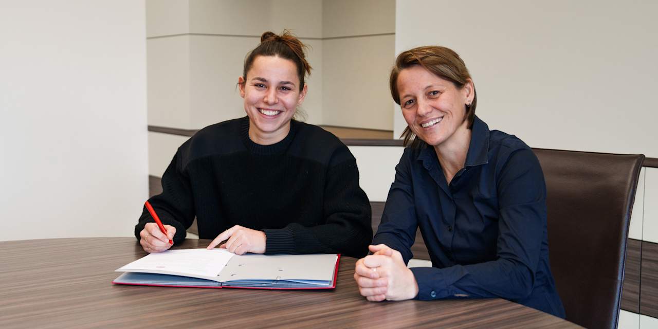 Lena Oberdorf unterschreibt ihren Vertrag beim FC Bayern München