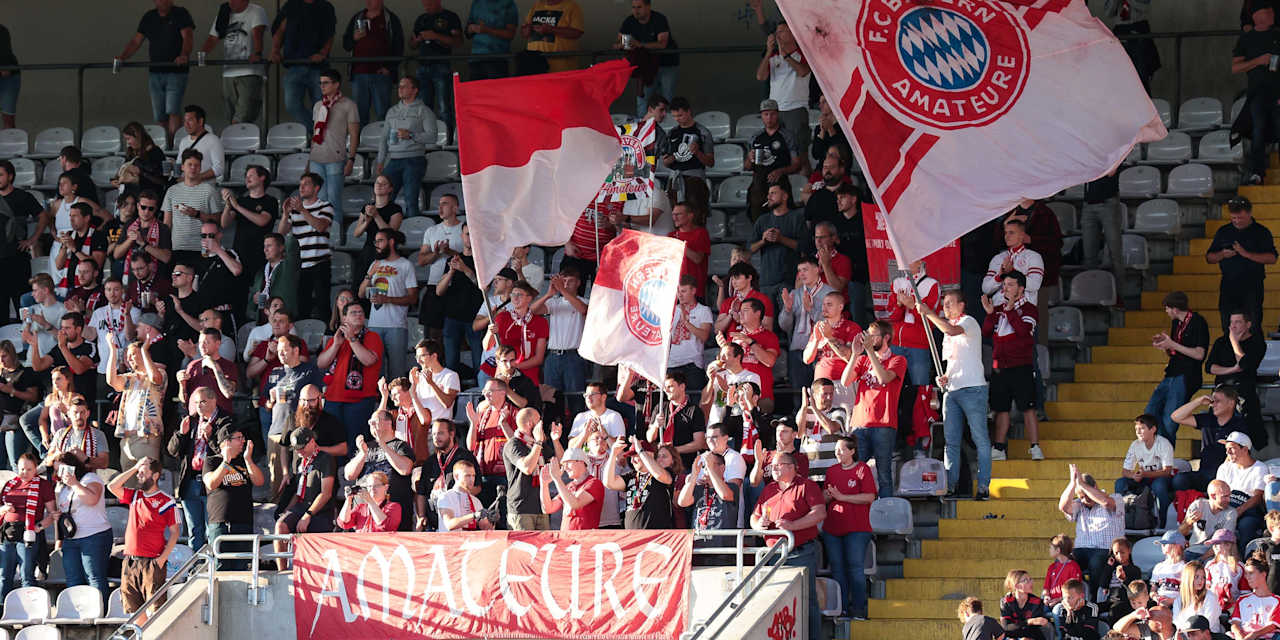 Fans der FC Bayern Amateure im Grünwalder Stadion