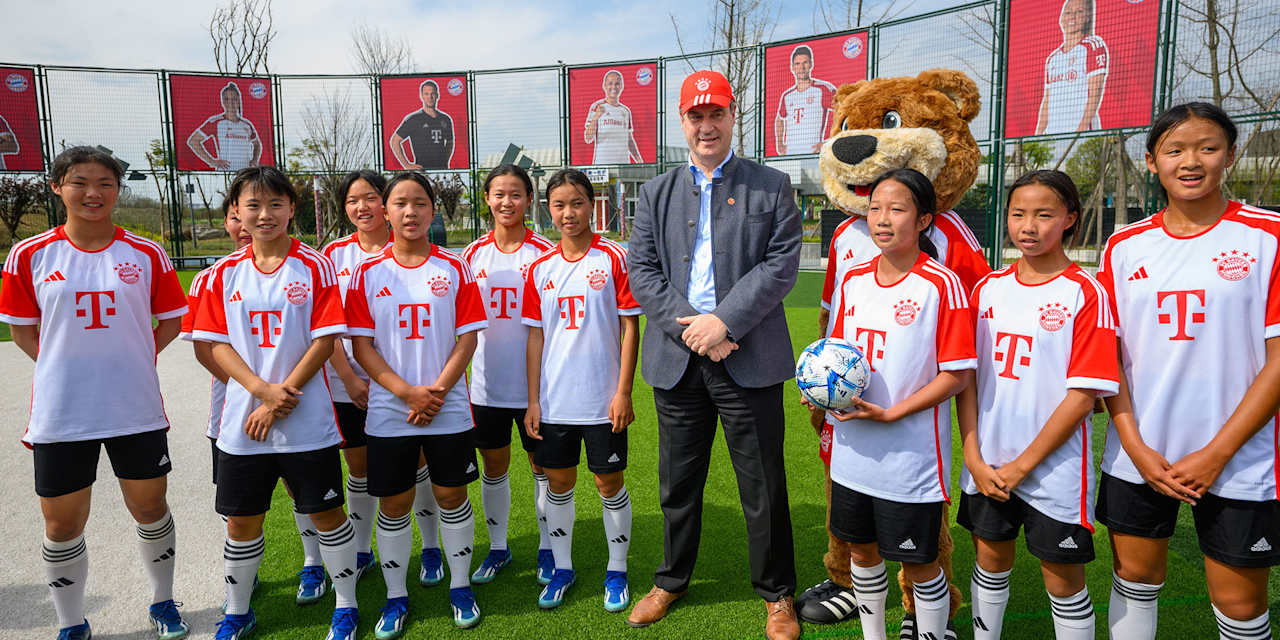 Ministerpräsident Söder mit Spielerinnen im FC Bayern Trainingscamp in Chengdu