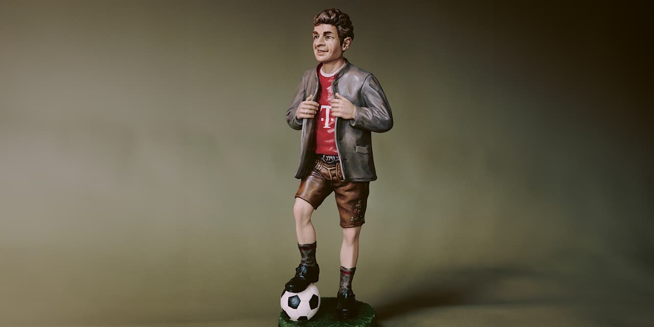 Patronus Bavariae: Thomas Müller als Holzfigur im FC Bayern Magazin 51