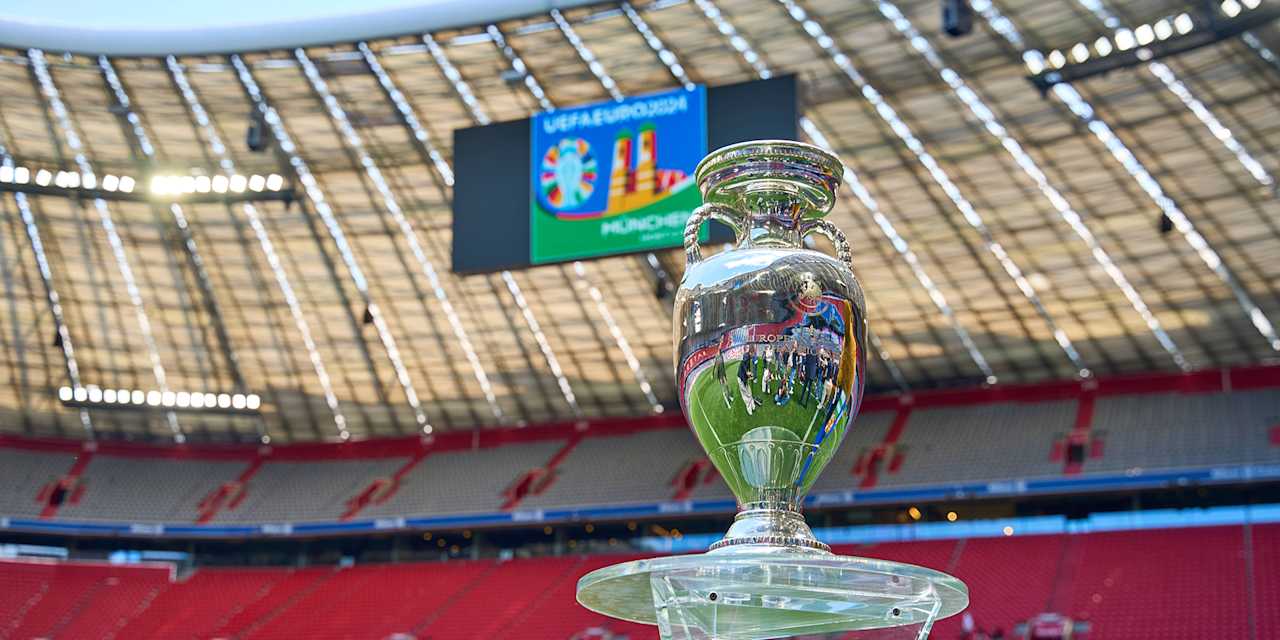 Der EM-Pokal in der Allianz Arena in München.