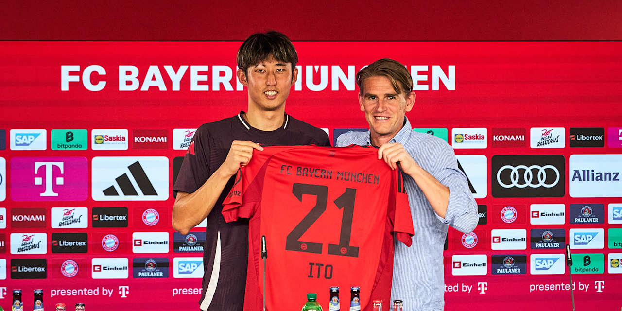 Neuzugang Hiroki Ito mit einem FC Bayern-Trikot
