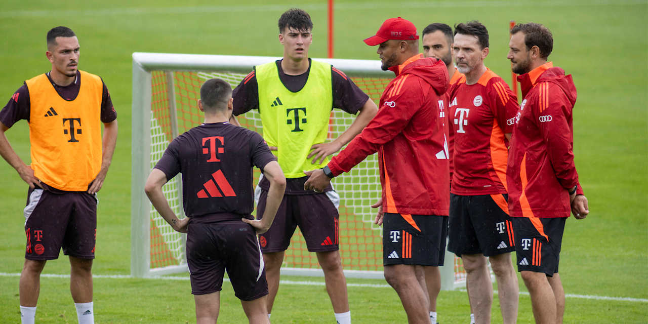 Vincent Kompany and his coaching staff talk to the FC Bayern players during a training session