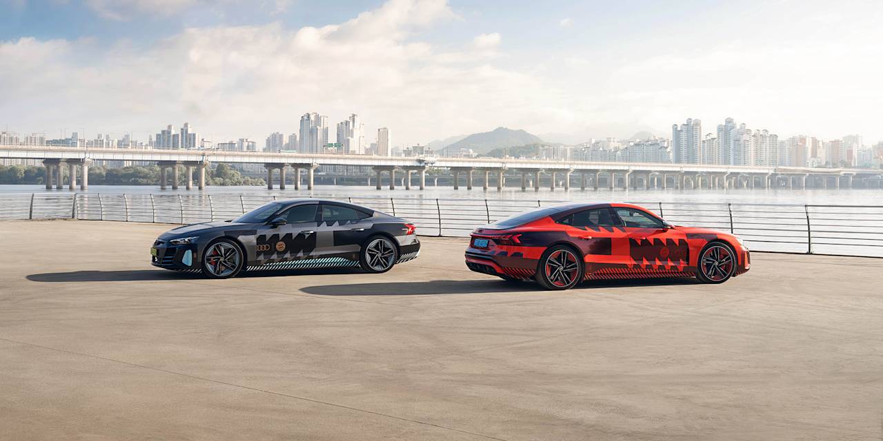 Audi e-tron FC Bayern Concept Fahrzeug vor der Skyline Seouls