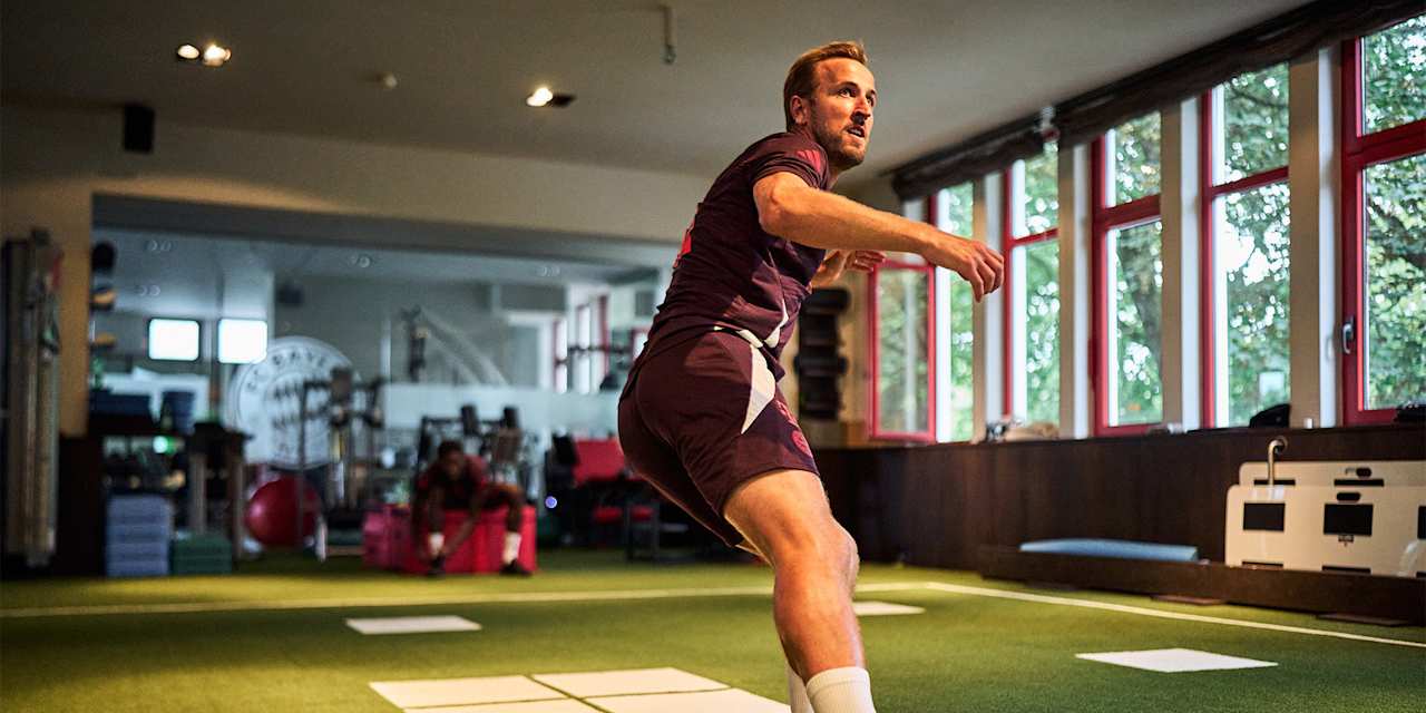 Harry Kane sprints on the speed court during FC Bayern's pre-season performance tests.